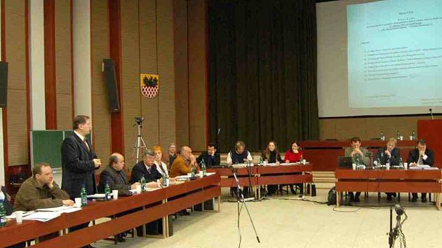 Mimořádné zasedání chebských zastupitelů se konalo v aule ekonomické fakulty