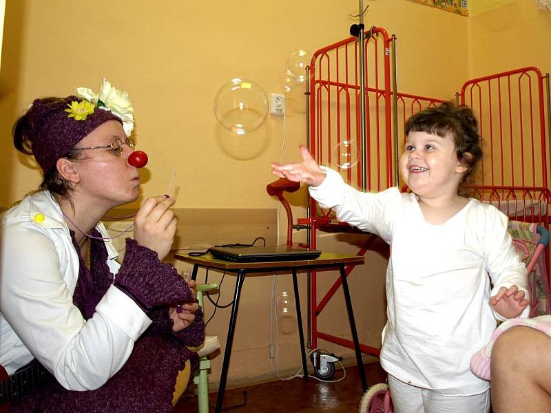 ZDRAVOTNÍ KLAUNI dokáží dětské pacienty rozveselit a především odvést pozornost od jejich nemoci. Už půl roku to dokazují v chebské nemocnici, kam každý měsíc jezdí. 	