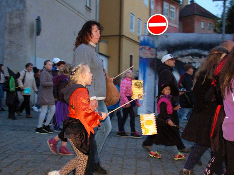 Tradiční lampionový průvod se o víkendu vydal z chebského náměstí do areálu Krajinky. Akci oživil také chebský Mládežnický dechový orchestr. 