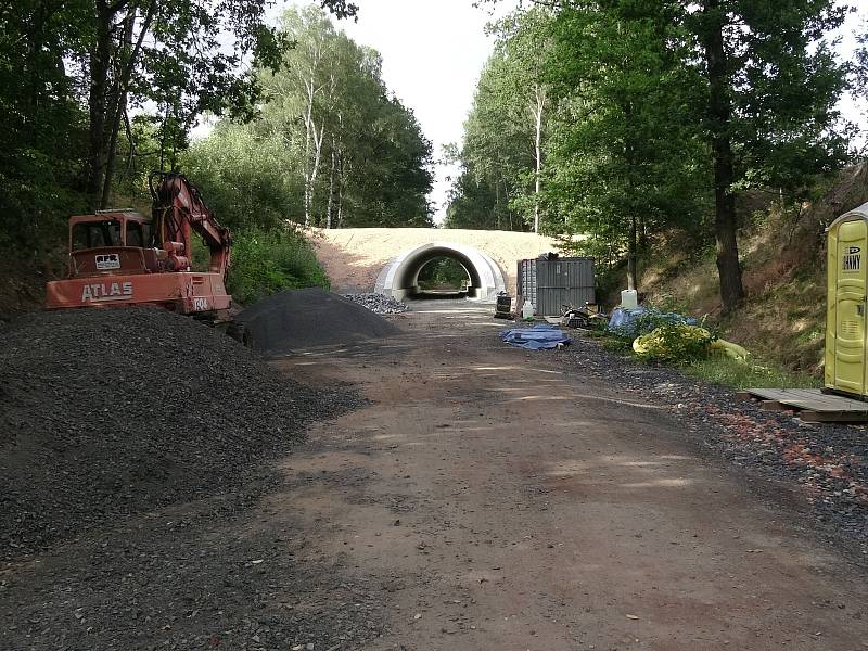 Na cyklostezce směřující do Německa vyrostl unikátní tunel. Ochrání cyklisty před kolizemi s autem.