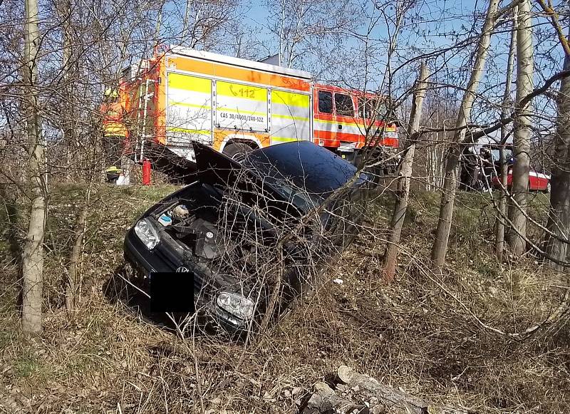 Hasiči vysvobodili malého srnce u Lesního pramene, zasahovali také u nehod