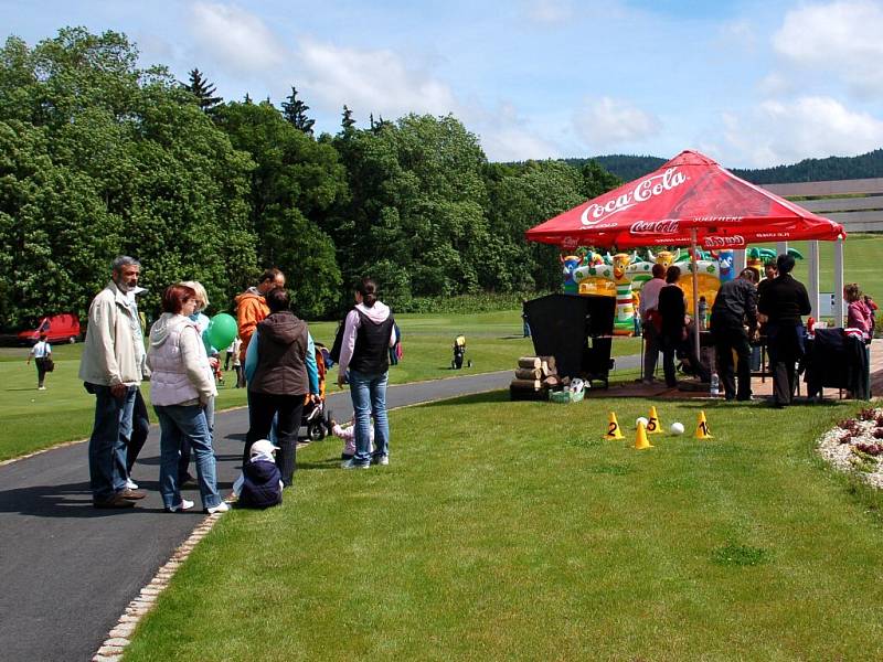 Slavnostní otevření golfové klubovny a driving range na golfovém hřišti v Lázních Kynžvartě