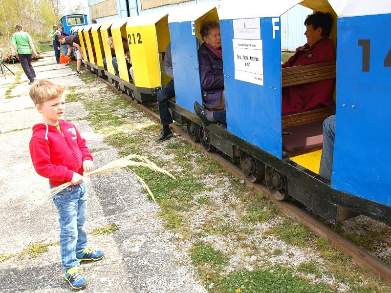 Povozit se v historických důlních vláčcích mohli děti i dospělí u přírodní rezervace Soos. Vláčky na úzkorozchodné trati se těšily zájmu především dětí. Po zimní přestávce zde začaly důlní vozy jezdit už pátou sezonu.