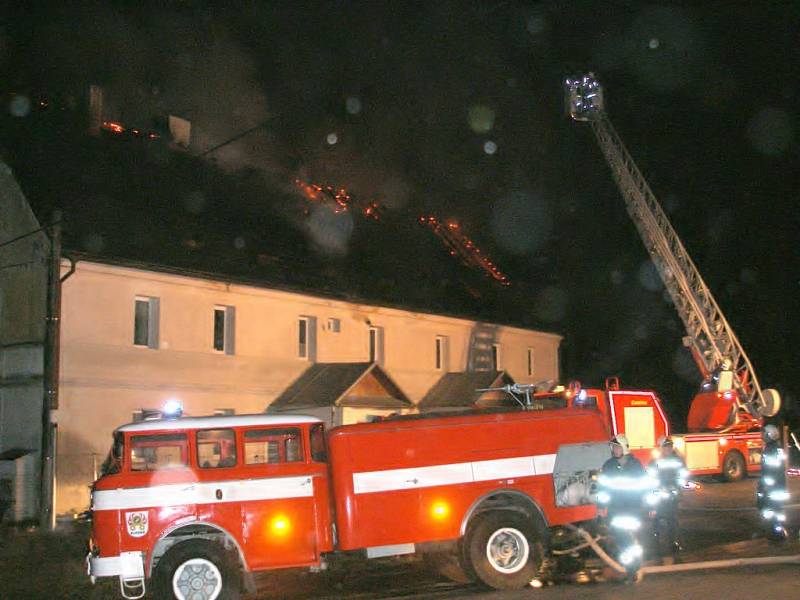 Požár střechy rodinného domu ve Velké Vsi u Františkových Lázní