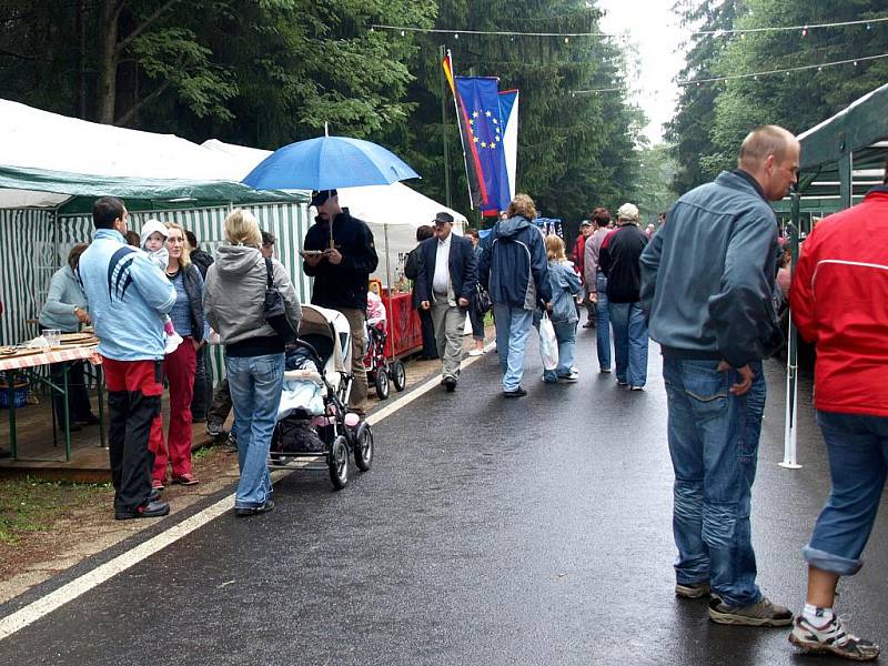 Počasí letošnímu 16. ročníku Hraničních  slavností příliš nepřálo. I přes to přišlo dost návštěvníků z obou států. 