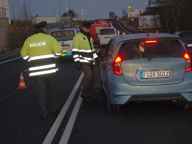 POLICISTÉ kontrolovali projíždějící automobily například na hraničním přechodu v Pomezí nad Ohří. 