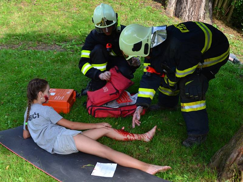 HASIČSKÉ SOUSTŘEDĚNÍ. Kromě cvičení a přípravy na nadcházející sezónu se mladí hájenští hasiči podíleli i na odborné přípravě svých starších kolegů. Dělali jim figuranty