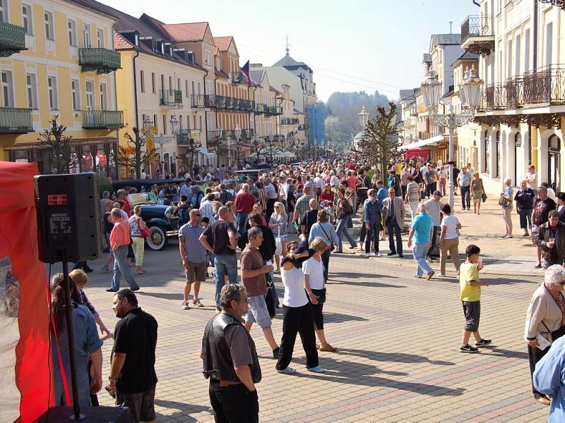 XIV. ročník Mezinárodní soutěže elegance historických vozidel se uskutečnil ve Františkových Lázních.