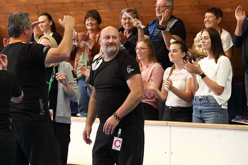 Házenkářky Lázní Kynžvart (na archivním snímku hráčky ve zlatých dresech) budou hrát o postup do Final Four Českého poháru