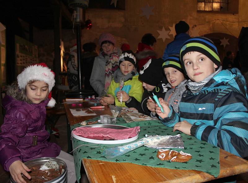 Vůně cukroví, svařáku, klobásek a dalších dobrot se o víkendu linula kostelem svatého Wolfganga v Poustce u Františkových Lázní.