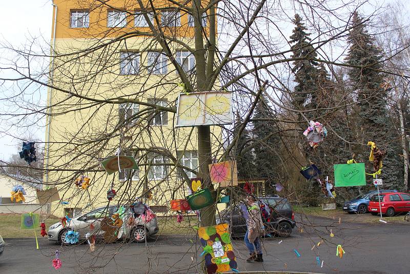 Dobrovolníci ozdobili v areálu chebské nemocnice strom vzkazy pro vyčerpané zdravotníky.