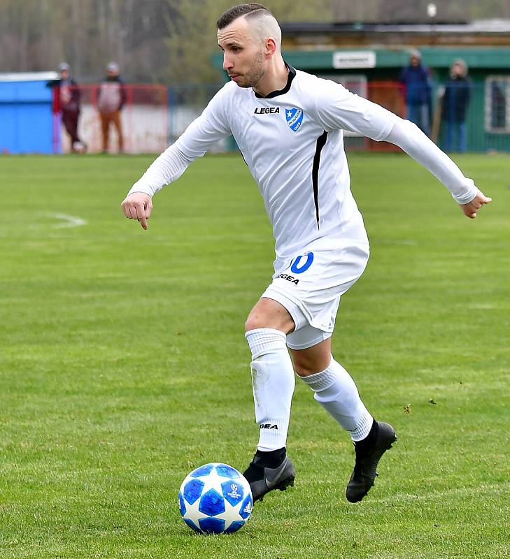 Chebská Hvězda (v bílém) dosáhla v Nové Roli na výhru 2:0.