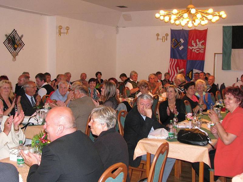 Zlatou stuhou a vítězstvím v krajském kole celostátní soutěže Vesnice roku 2011 se může pyšnit obec Vintířov. Včera byla navíc středem pozornosti, když hostila slavnostní vyhlášení výsledků. 