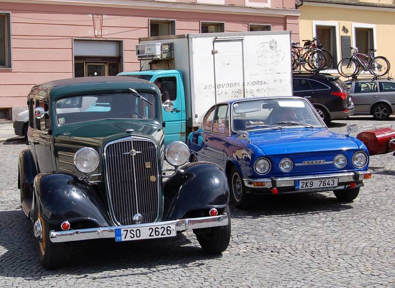 Ozdobou Chebské veterán rallye byla i Jawa 350 rikša.