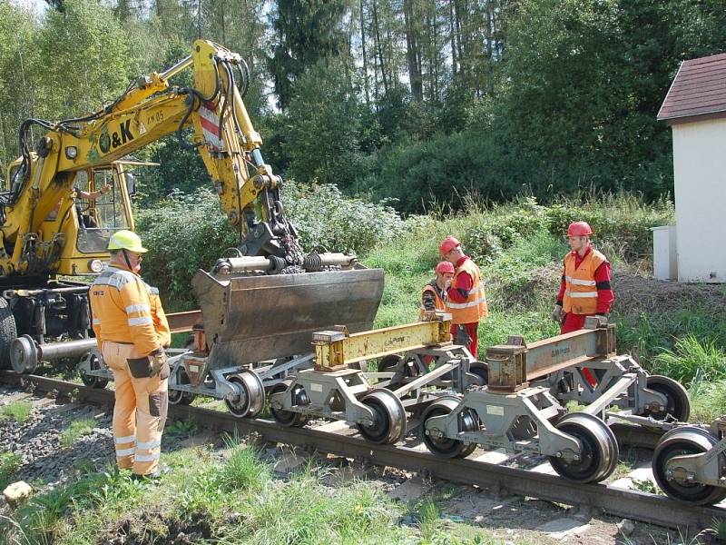 PRÁCE NA POSLEDNÍ ČÁSTI třetího tranzitního koridoru na trati Cheb Cheb státní hranice jsou v plném proudu. Stavebníci právě nyní připravují okolí kolem trati pro novou etapu. 