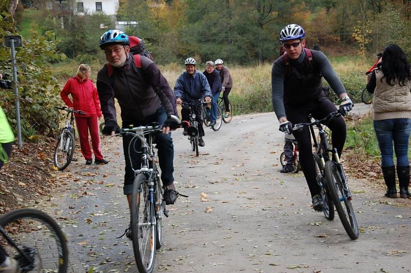 CYKLISTÉ, kteří přišli slavnostně otevřít novou cyklostezku z Doubravy u Aše do Saska, měli možnost ji ihned vyzkoušet. 