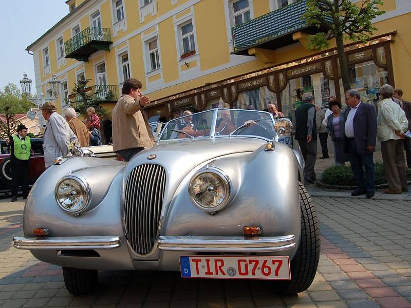 Davy lidí přišly užít si XI. ročník Mezinárodní soutěže elegance historických vozidel, kterou uspořádaly společně Veteran Car Club (VCC) Cheb a město Františkovy Lázně.