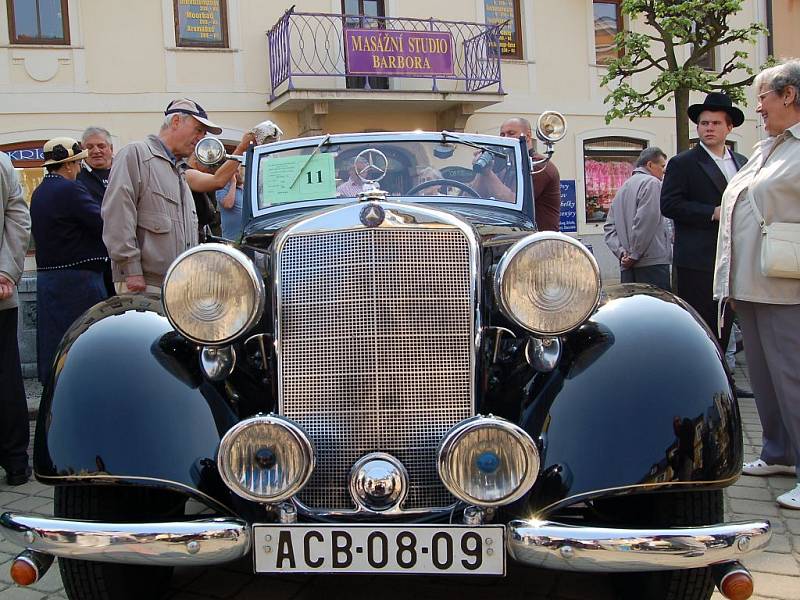 Davy lidí přišly užít si XI. ročník Mezinárodní soutěže elegance historických vozidel, kterou uspořádaly společně Veteran Car Club (VCC) Cheb a město Františkovy Lázně.