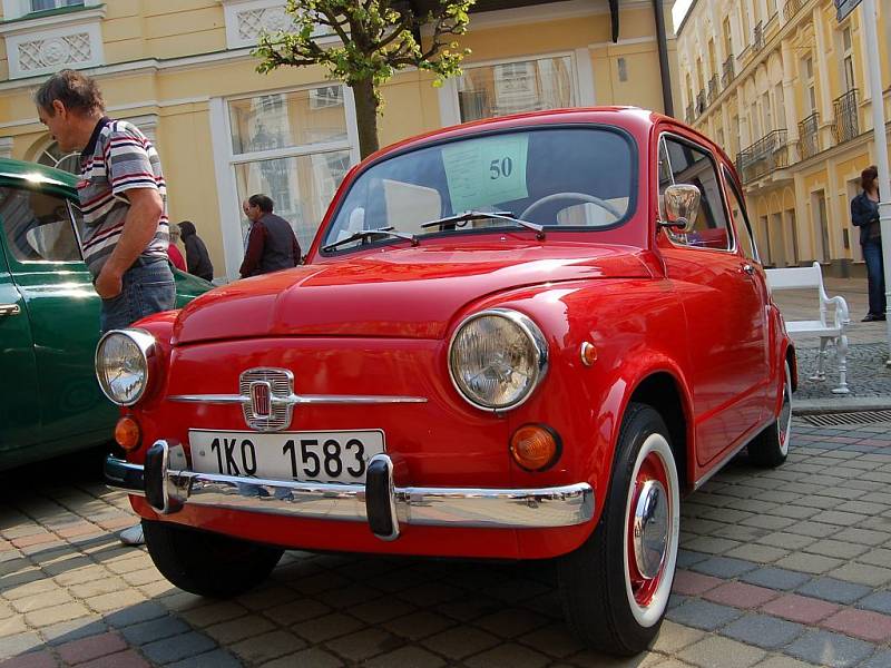 Davy lidí přišly užít si XI. ročník Mezinárodní soutěže elegance historických vozidel, kterou uspořádaly společně Veteran Car Club (VCC) Cheb a město Františkovy Lázně.