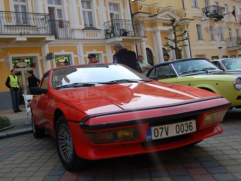 Davy lidí přišly užít si XI. ročník Mezinárodní soutěže elegance historických vozidel, kterou uspořádaly společně Veteran Car Club (VCC) Cheb a město Františkovy Lázně.