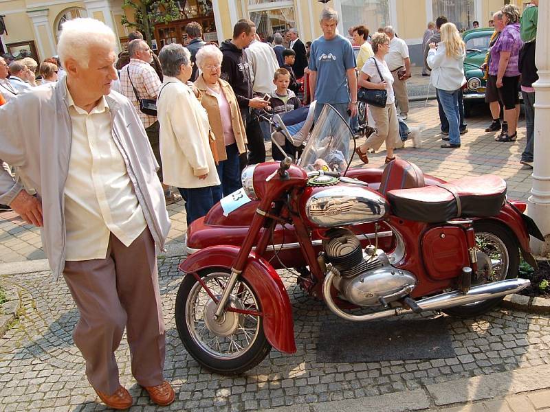 Davy lidí přišly užít si XI. ročník Mezinárodní soutěže elegance historických vozidel, kterou uspořádaly společně Veteran Car Club (VCC) Cheb a město Františkovy Lázně.