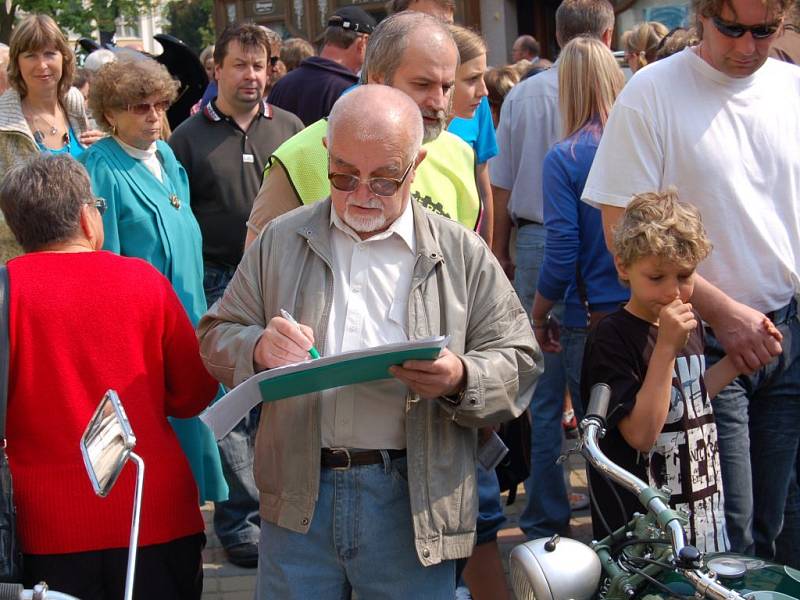 Davy lidí přišly užít si XI. ročník Mezinárodní soutěže elegance historických vozidel, kterou uspořádaly společně Veteran Car Club (VCC) Cheb a město Františkovy Lázně.