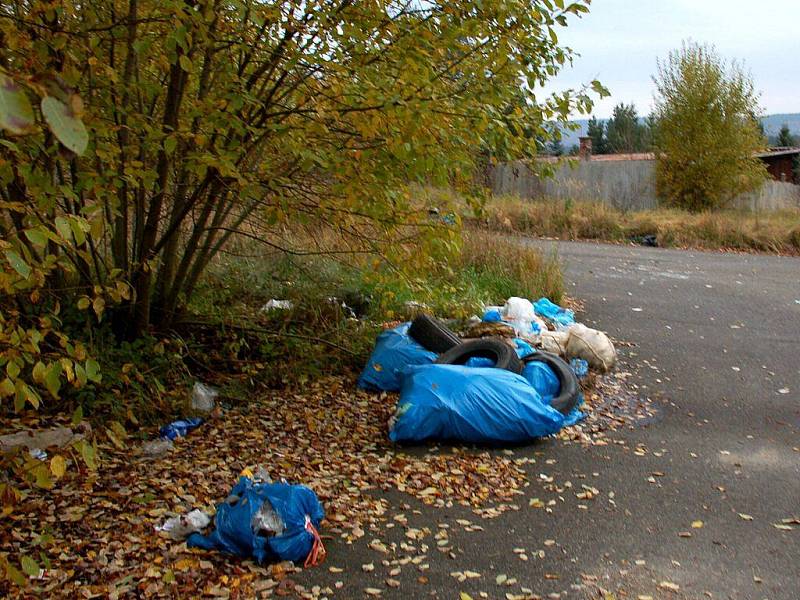 Staré objekty kasáren v Mariánských Lázních - Hamrníkách musela nechat radnice zlikvidovat kvůli havarijnímu stavtu v březnu roku 2007.