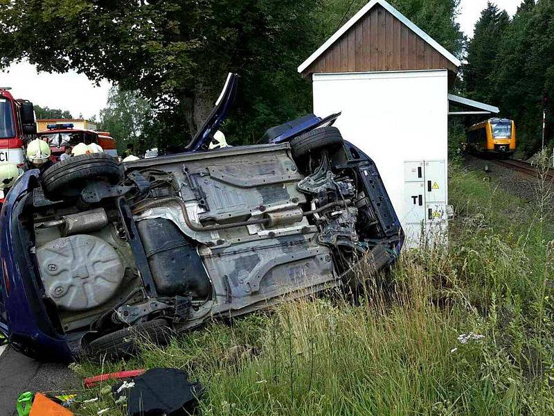 Osobní vlak se včera srazil s automobilem na přejezdu v Hazlově u Aše.