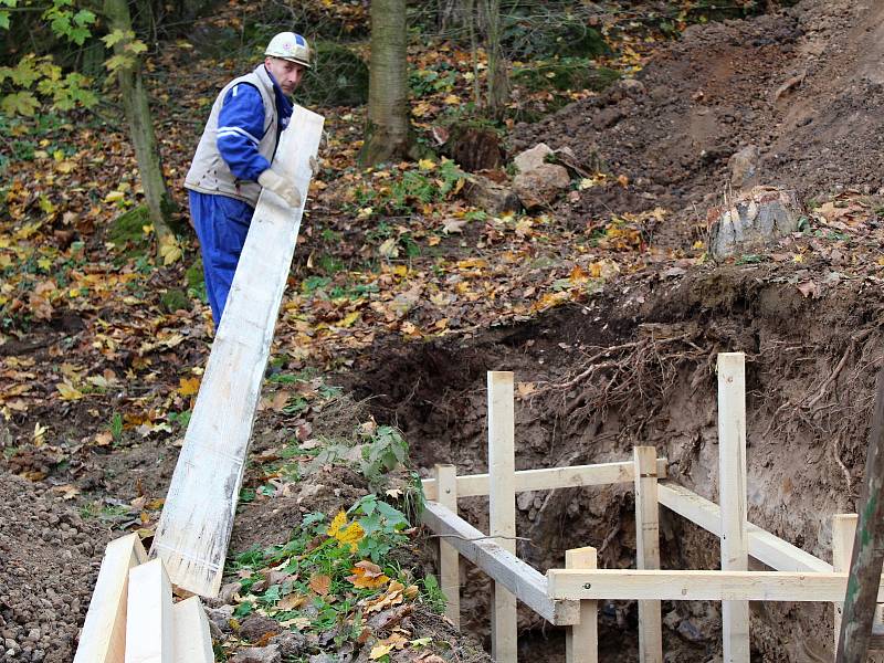 Lžíce malého bagru se opět zakousla do země u vyhaslé sopky Komorní hůrka u Chebu. Vědci tady tak otevřeli další pomocný zářez, který sahá až do hloubky šesti metrů.