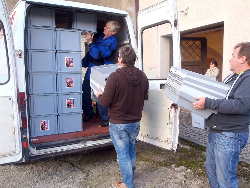 VOLEBNÍ MÍSTNOSTI se otevřou až zítra, v Chebu už jsou ale na voliče připravení. Už ve středu rozvezli pracovníci organizačního odboru chebského městského úřadu plenty a volební urny na jejich místa.