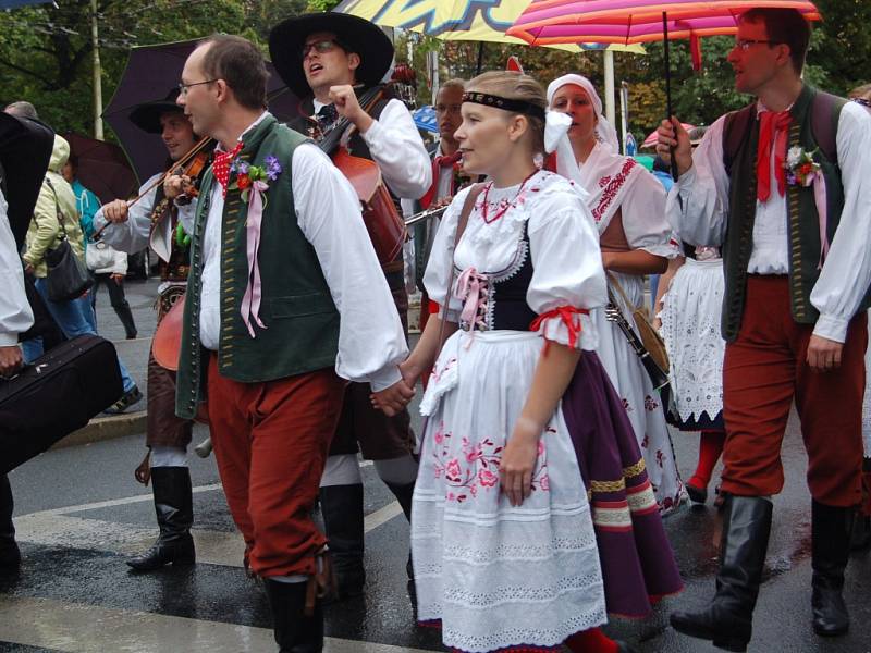 MARIÁNKY PATŘILY FOLKLORU. Mezinárodní folklorní festival Mariánský podzim se tradičně uskutečnil v Mariánských Lázních. Kromě vystoupení na kolonádě nebo v anglikánském kostele měli místní i hosté možnost spatřit krásu lidových krojů při průvodu městem. 