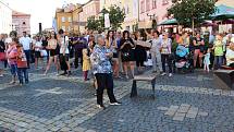 Kvůli hrozbě návratu hazardu do města uspořádala opoziční strana demonstraci před chebskou radnicí, které se zúčastnilo kolem dvou set lidí.