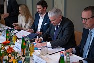 Krajské hospodářské komory Karlovarského kraje k podepsání dohody o spolupráci s hospodářskými komorami v Bavorsku a Sasku.