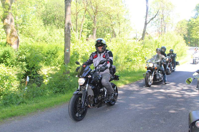 JARNÍ BLOUDĚNÍ S DUCHY. U příležitosti zahájení motorkářské sezony ve Vysoké silným strojům požehnal farář.