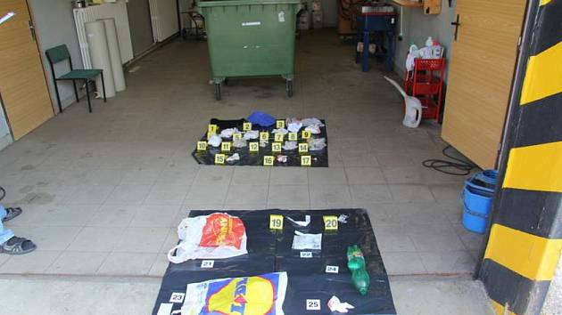 Stopy a důkazy, které zajistila policie v Chebu v roce 2013.