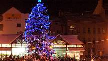 Vánoční strom v Aši se poprvé rozsvítil na Poštovním náměstí.