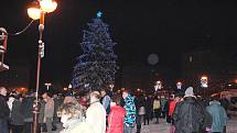 Vánoční strom v Aši se poprvé rozsvítil na Poštovním náměstí.