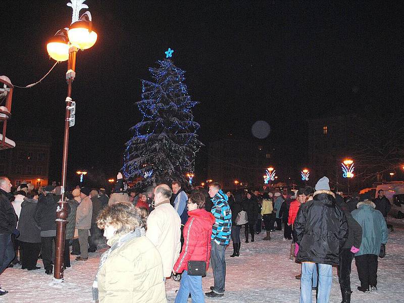 Vánoční strom v Aši se poprvé rozsvítil na Poštovním náměstí.