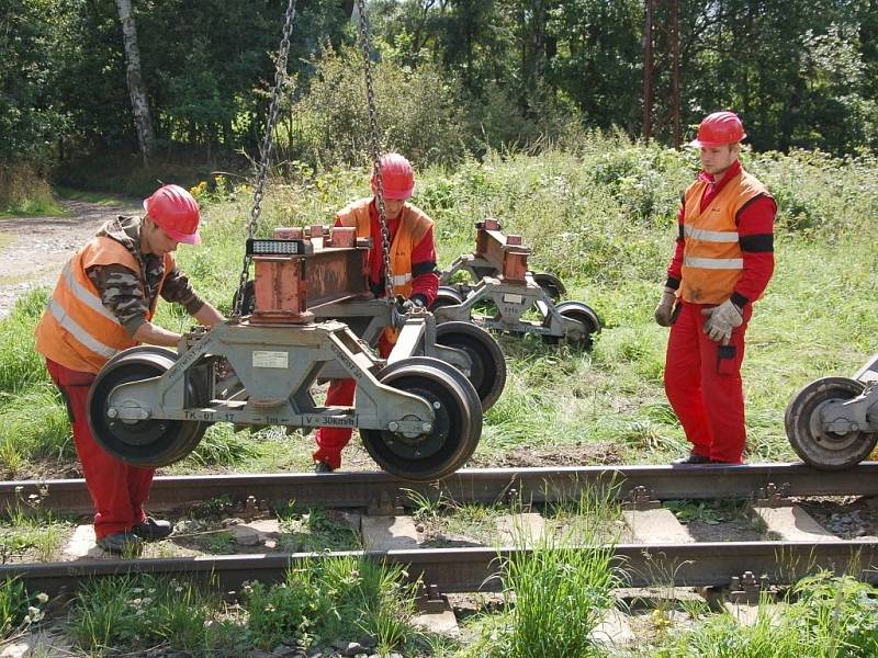 PRÁCE NA POSLEDNÍ ČÁSTI třetího tranzitního koridoru na trati Cheb Cheb státní hranice jsou v plném proudu. Stavebníci právě nyní připravují okolí kolem trati pro novou etapu. 