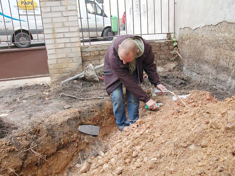 U chebské knihovny nalezli dělníci nevybuchlou munici. Prostor kolem nálezu policisté neprodleně uzavřeli. Odkláněli i dopravu. 