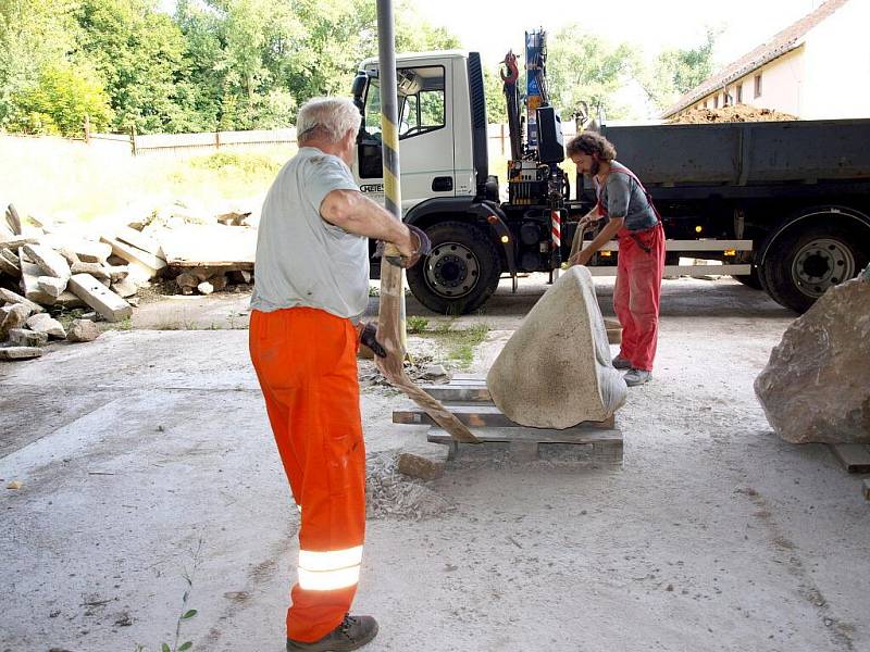 Dílo Jiřího Černého odvezlo ve čtvrtek (30. července) nákladní vozidlo k cyklostezce.