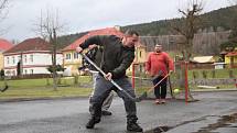 TRADICE. Oslavy příchodu nového roku se v Milíkově neobejdou bez srandamače v hokeji. 