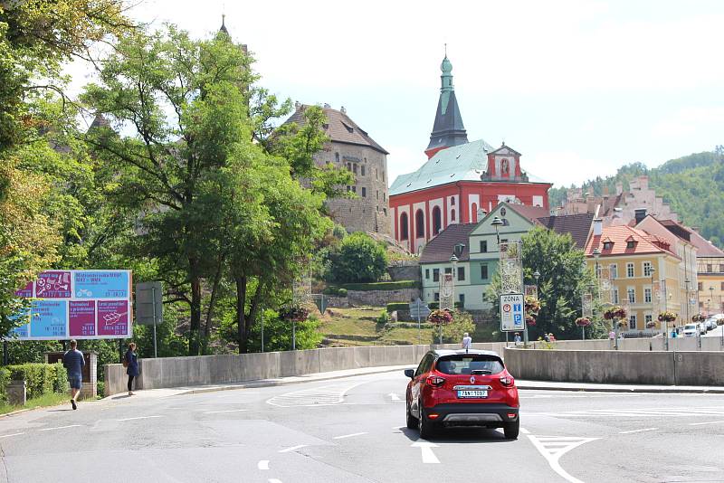 Semestrální práce studentů se zabývaly parkováním v předmostí i revitalizací náměstí, které je stále plné aut.