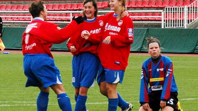 Fotbalistky Viktorie Plzeň (v červených dresech) remizovaly v sobotu doma s pražskou Slavií 1:1.  