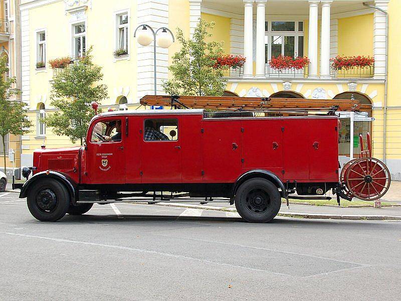 Historická hasičská technika, která se sjela do Františkových Lázní, zaznamenala velký zájem mezi kolemjdoucími. 