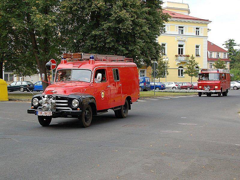 Historická hasičská technika, která se sjela do Františkových Lázní, zaznamenala velký zájem mezi kolemjdoucími. 