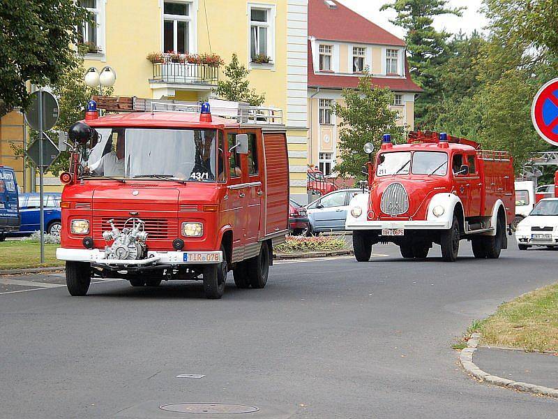 Historická hasičská technika, která se sjela do Františkových Lázní, zaznamenala velký zájem mezi kolemjdoucími. 