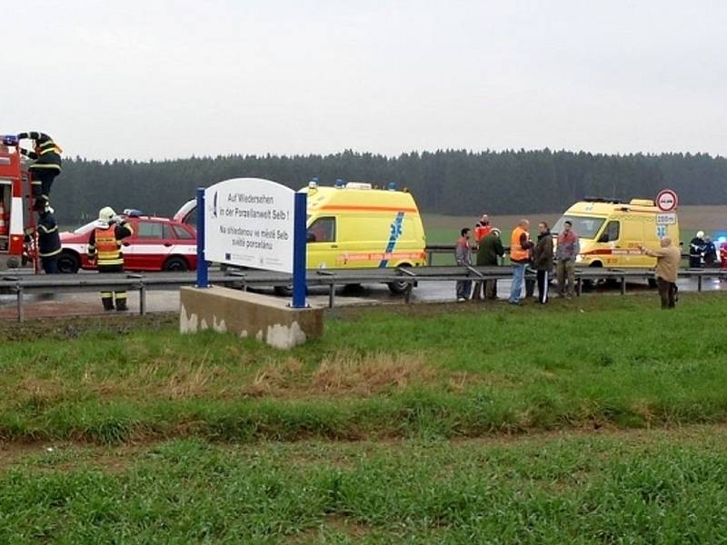 Dopravní nehoda ochromila v úterý ráno dopravu na hraničním přechodu Aš – Selb. 