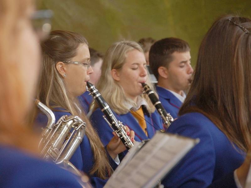 Dvanáct orchestrů, tisíce diváků a všude slyšitelný potlesk. Tak vypadal v pořadí již 22. ročník mezinárodního festivalu mládežnických dechových orchestrů FIJO 2016 v Chebu.