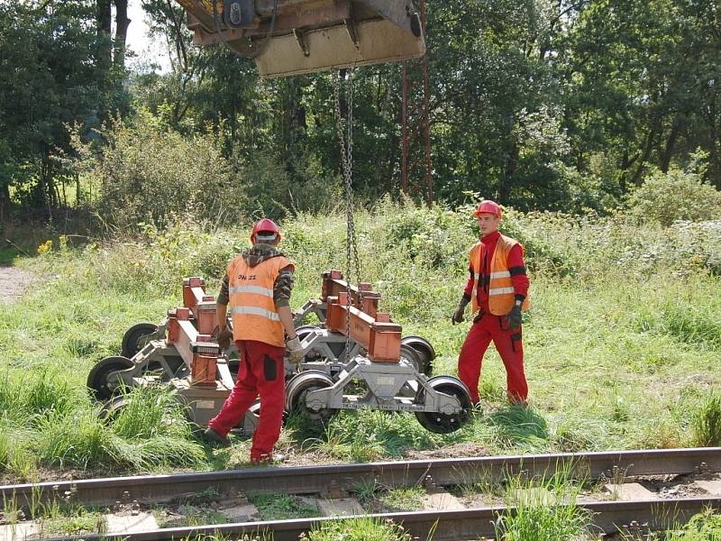 PRÁCE NA POSLEDNÍ ČÁSTI třetího tranzitního koridoru na trati Cheb Cheb státní hranice jsou v plném proudu. Stavebníci právě nyní připravují okolí kolem trati pro novou etapu. 